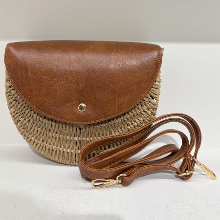 Woman woven straw handbag