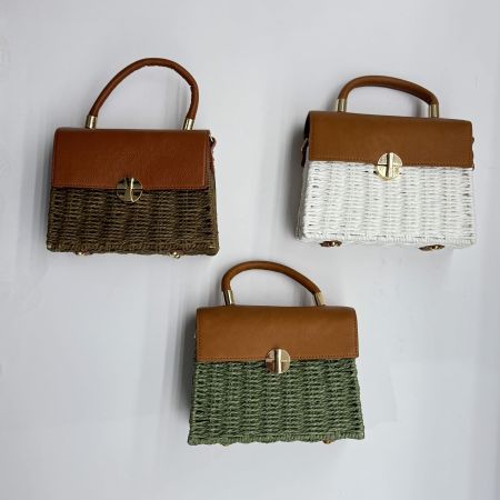 Woman woven straw handbag