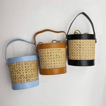 Woman straw handbag with leather tassel